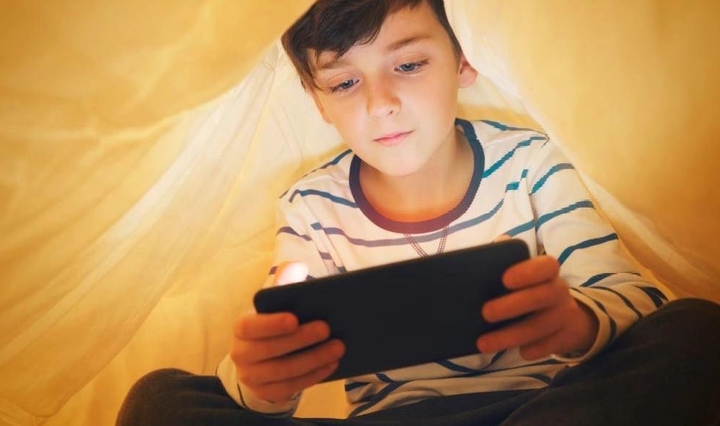 «Выгорание наступает, когда мы теряем чувствительность к себе»: психолог о том, как оставаться в ресурсе и защитить подростка от гаджетов